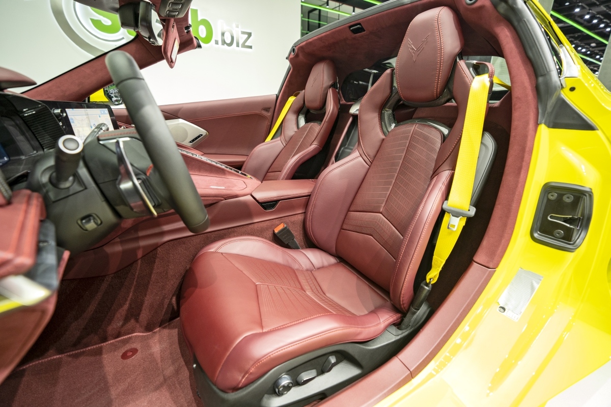 2021-Chevrolet-Corvette-Stingray-Yellow-11