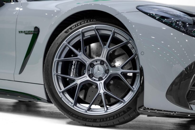 21-inch AMG forged wheels in cross-spoke design